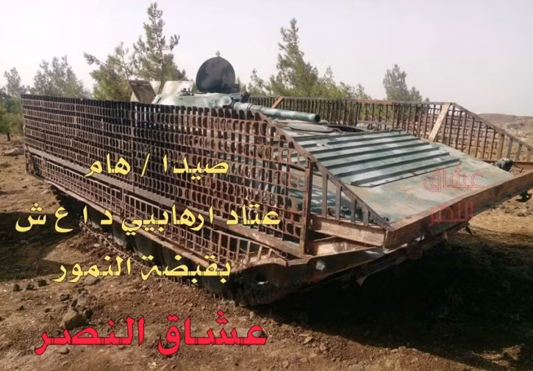 “Lực lượng chính phủ Damascus đã tịch thu lượng lớn vũ khí và trang thiết bị quân sự của nhóm khủng bố IS tại Daraa, trong đó có pháo hạng nặng và một số loại xe quân sự”, nguồn tin cho hay. Ảnh: AMN.