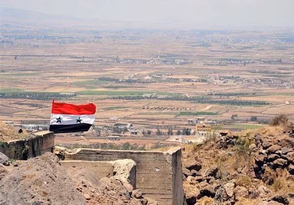“Sau cuộc giao tranh ác liệt với IS, các binh sĩ Syria đã giành lại quyền kiểm soát các ngôi làng al-Basaleh, Ain Qazi, al-Hanout, Abu Haratayn, Ain Zaker, Sad al-Maqraz, West Bakar, Ma'adali, Abu Mandareh và Razaniyah Saida”, FNA đưa tin. Ảnh: FNA.