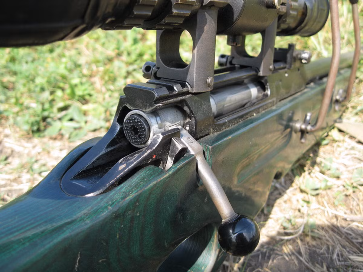 Với nhiều ưu điểm như độ giật thấp, ít gây tiếng động và không tạo chớp sáng, SV-98 được trang bị sử dụng cho chiến thuật bắn áp đảo. Ảnh: Youtube.