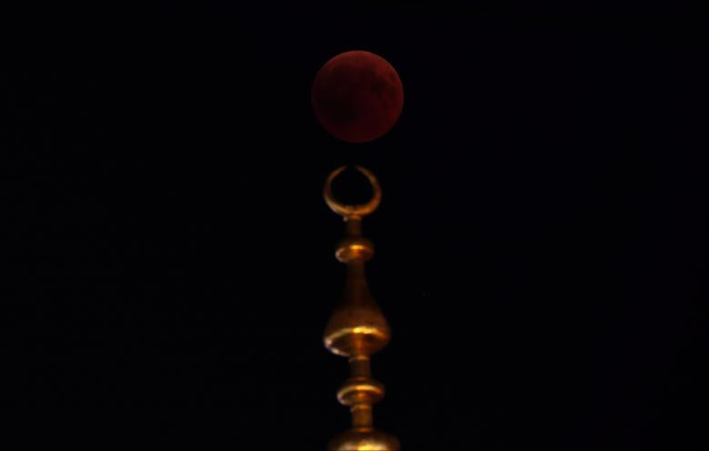 Nguyệt thực xuất hiện trên bầu trời thành phố Istanbul, Thổ Nhĩ kỳ.