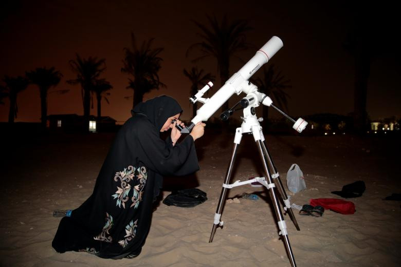 Nhà thiên văn Sarah Al Muhairi dùng kính viễn vọng để quan sát nguyệt thực toàn phần tại Đài quan sát Al Sadeem ở Al Wathba, gần thủ đô Abu Dhabi, Các Tiểu vương quốc Ả Rập Thống nhất.
