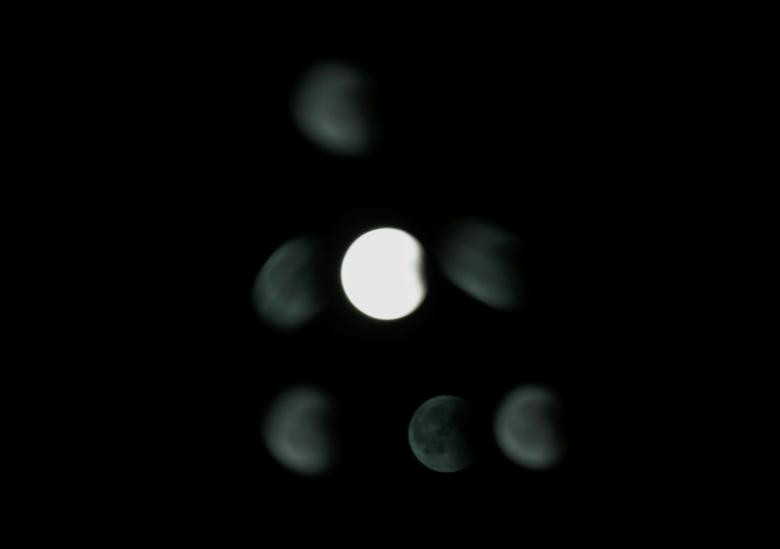 Hình ảnh mặt trăng được nhìn qua hai lớp kính trong những khoảnh khắc cuối cùng của nguyệt thực toàn phần tại Kappara, Malta.