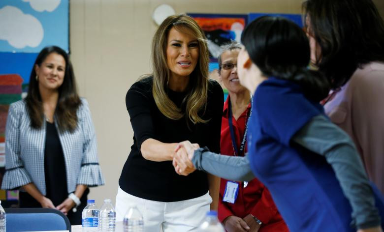 Bà Trump bắt tay những người tham dự một cuộc họp tại cơ sở lưu trú cho trẻ nhập cư Southwest Key Programs Campbell ở thành phố Phoenix hôm 28/6.
