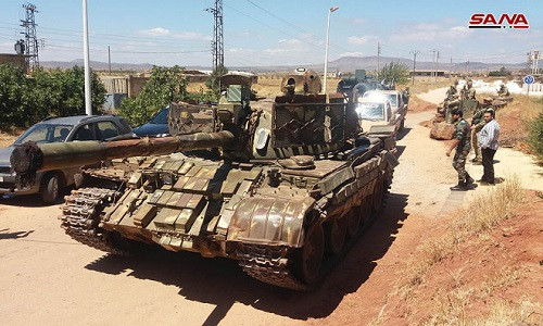 Theo hãng thông tấn SANA ngày 28/7, các nhóm phiến quân tại thị trấn Jubata al-Khasab ở tỉnh Quneitra vừa giao nộp lượng lớn vũ khí của chúng cho Quân đội Syria theo thỏa thuận đạt được với lực lượng chính phủ Damascus hôm 19/7. Ảnh: SANA.