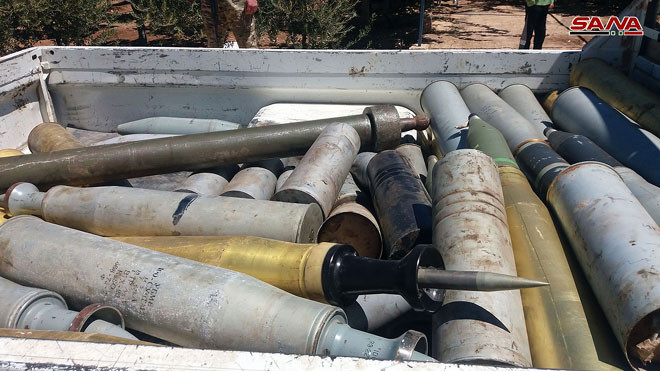 “Trong vòng 48 giờ qua, Quân chính phủ Syria đã nhận được từ các tay súng phiến quân một xe tăng, một bệ phóng rocket, 2 xe bọc thép, 3 xe SUV trang bị súng máy 14,5 mm, một khẩu pháo 122 mm, hai khẩu súng máy 14,5 mm cùng rất nhiều đạn dược”, phóng viên SANA đưa tin. Ảnh: SANA.