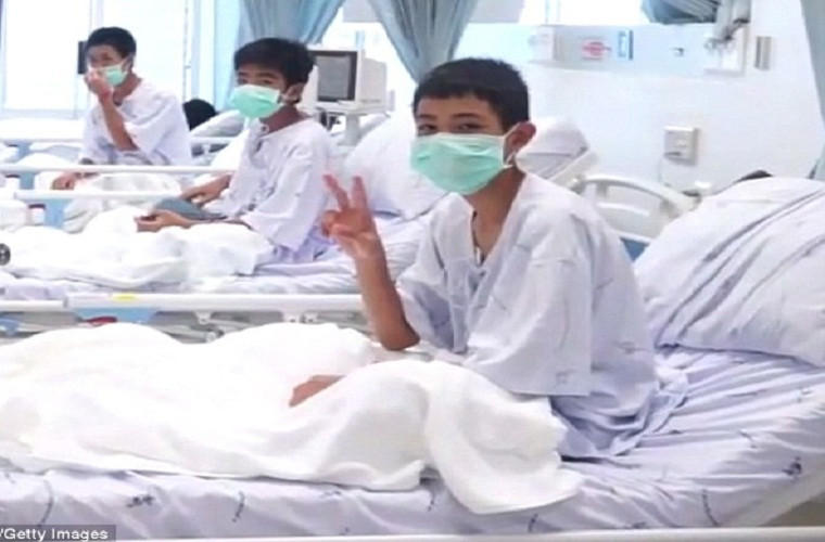 Được biết, trong quá trình đưa các em ra ngoài, các bác sĩ được bố trí dọc theo tuyến đường dài 4km từ vị trí đội bóng đựơc tìm thấy ra đến lối vào cửa hang. Sau khi ra khỏi hang Tham Luang, các em được đưa đến phòng cách ly ở bệnh viện tỉnh Chiang Rai để hồi sức cũng như theo dõi sức khỏe. Ảnh: Getty.