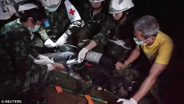 Đội ngũ y tế tham gia chiến dịch cứu hộ. Ảnh: Reuters.