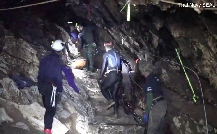 Nhóm cứu hộ phải băng qua hang đá trơn trượt và dốc đứng khi khiêng cáng đưa từng thành viên đội bóng Lợn Hoang ra ngoài. Ảnh: Đặc nhiệm SEAL Hải quân Thái Lan.