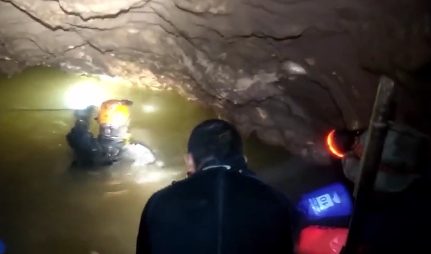Theo đó, các thành viên đội bóng Lợn Hoang được dùng thuốc an thần, mặc đồ lặn, đeo mặt nạ dưỡng khí và đặt lên cáng để các thợ lặn khiêng từng người ra khỏi hang Tham Luang. Điều này có nghĩa là các em không phải lặn như truyền thông trước đó đưa tin. Thông tin này mới chỉ được tiết lộ sau khi quá trình giải cứu thành công. Ảnh: Đặc nhiệm SEAL Hải quân Thái.