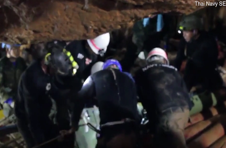 Đoạn video do đặc nhiệm SEAL cho thấy các thợ lặn Thái Lan và nước ngoài đã sử dụng hệ thống ròng rọc, dây thừng và đường ống cao su trong quá trình đưa các cầu thủ nhí ra ngoài. Ảnh: Đặc nhiệm SEAL Hải quân Thái Lan.