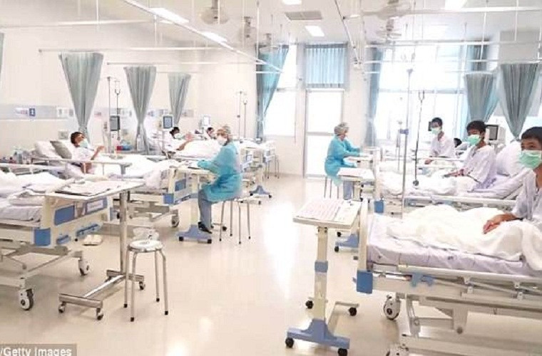 Các thành viên đội bóng nhí Lợn Hoang đang hồi phục sức khoẻ trong bệnh viện tỉnh Chang Rai. Ảnh: Getty.