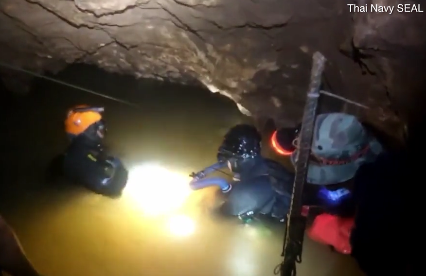Theo Daily Mail ngày 11/7, đặc nhiệm SEAL Thái Lan đã công bố đoạn video ghi lại toàn bộ quá trình đưa các thành viên đội bóng Thái Lan từ vị trí nơi các em bị kẹt trong Tham Luang cho đến khi ra cửa hang. Ảnh: Đặc nhiệm SEAL Hải quân Thái Lan.