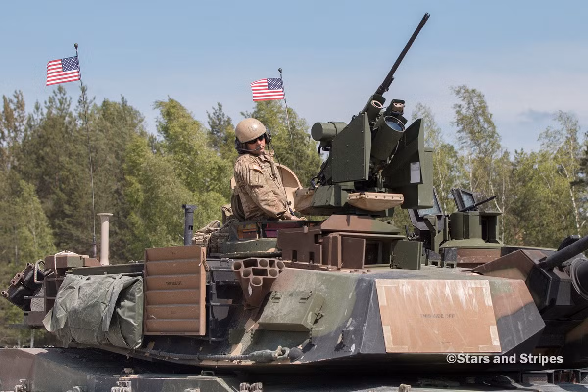 M1A2 có trọng lượng 72,7 tấn dành cho kíp chiến đấu 4 người (gồm chỉ huy, pháo thủ, người nạp đạn và lái xe). Ảnh: Military Today.