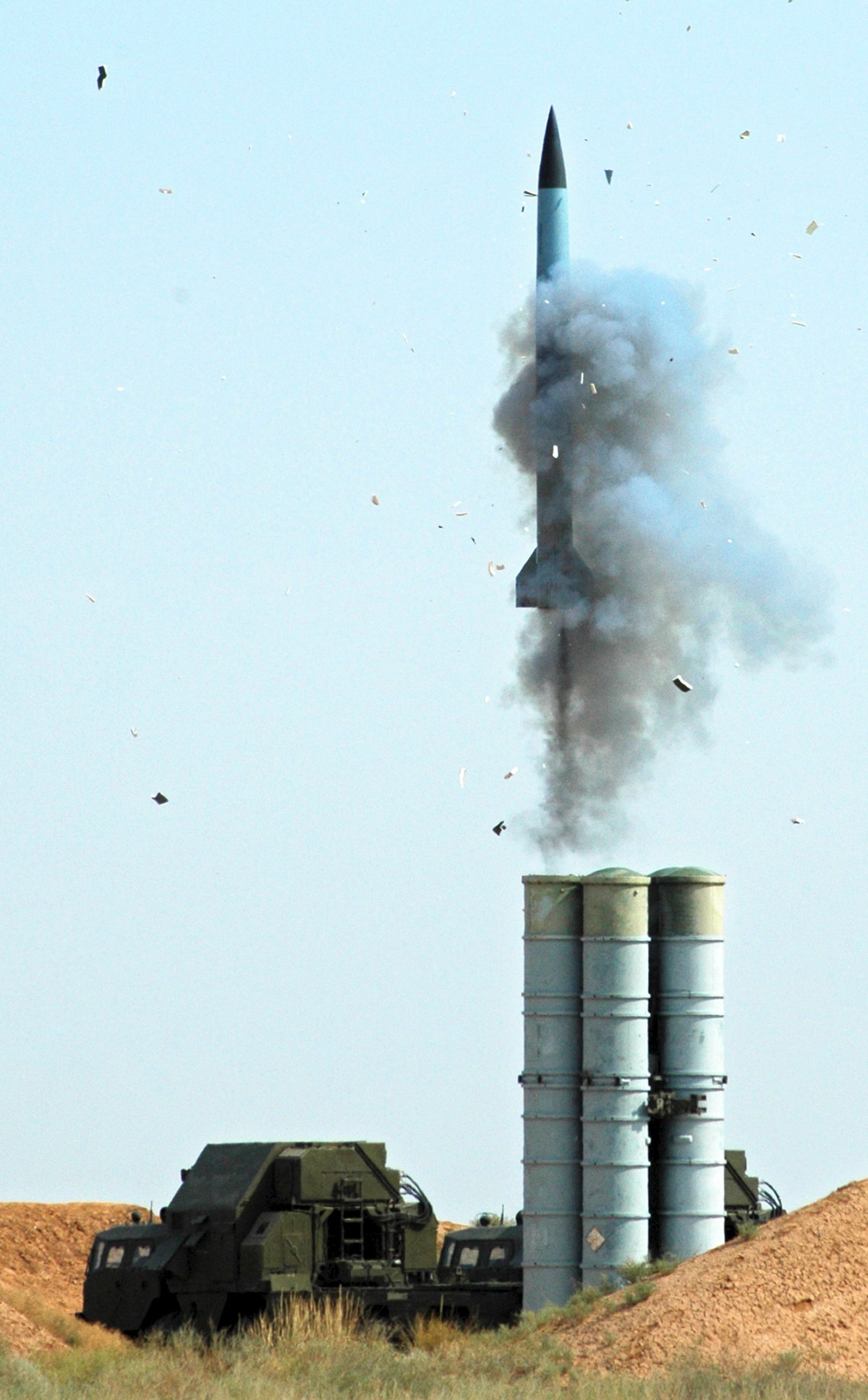 S-300PMU-2 Favorit sử dụng hệ thống chỉ huy và điều khiển 83M6E2, gồm đài chỉ huy 54K6E2 và radar giám sát/dò tìm 64N6E2 cùng radar điều khiển hỏa lực và dẫn bắn 30N6E2. Ảnh: Military Today.