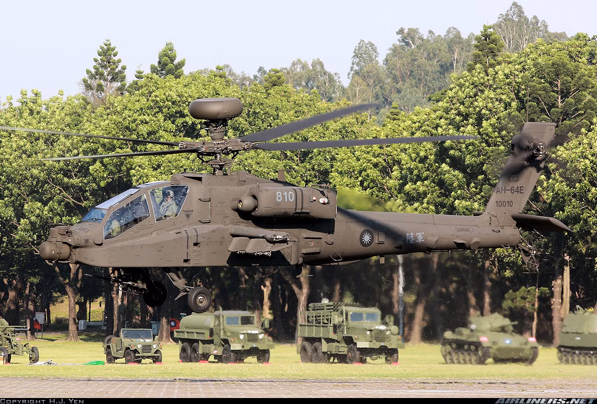 Mỗi chiếc AH-64E Apache có phi hành đoàn gồm hai người, bao gồm phi công chính và một phi công phụ kiêm xạ thủ điều khiển hệ thống vũ khí. Dòng trực thăng tấn công này của Mỹ cũng sở hữu nhiều tính năng giúp bảo vệ phi hành đoàn và tăng khả năng sống sót trong mọi tình huống. Ảnh: Military Today.