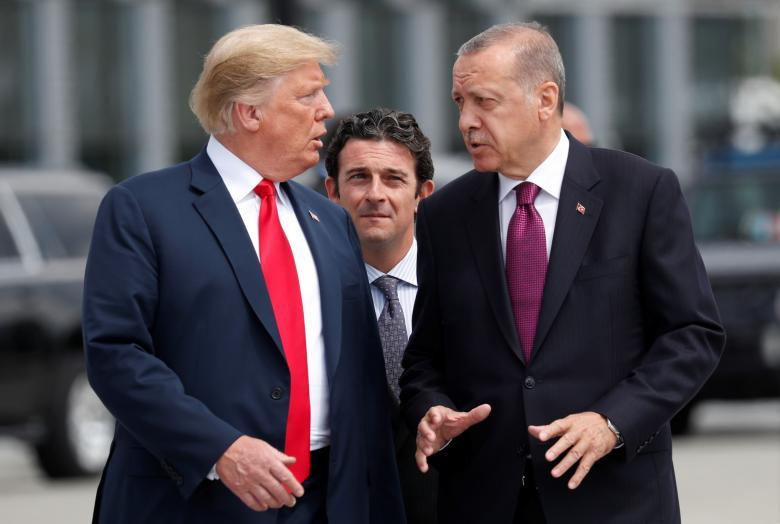 Tổng tống Trump trao đổi với người đồng cấp Thổ Nhĩ Kỳ Tayyip Erdogan trước lúc khai mạc hội nghị thượng đỉnh NATO. Ảnh: Reuters. 