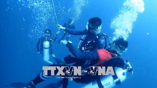 Lực lượng cứu hộ tìm kiếm các nạn nhân vụ chìm tàu ở Phuket, Thái Lan ngày 6/7. Ảnh: THX/TTXVN