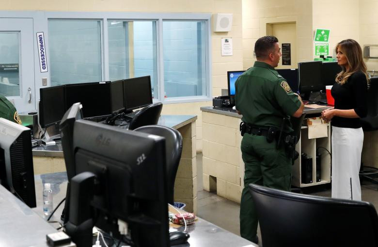 Đệ nhất phu nhân Melania trao đổi với một nhân viên của lực lượng tuần tra biên giới Mỹ trong chuyến thăm một nơi giữ trẻ nhập cư ở Tucson.