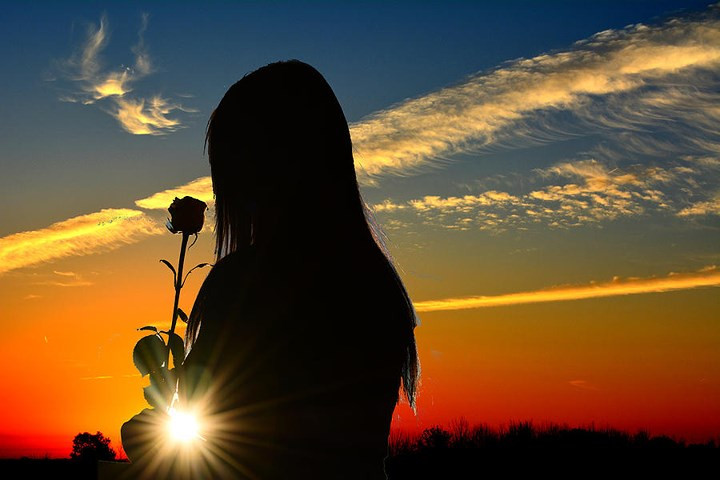 Yêu cầu một mối quan hệ nghiêm túc: Càng trưởng thành, bạn sẽ càng muốn tìm kiếm một mối quan hệ nghiêm túc và ý nghĩa. Thay vì những cảm xúc bồng bột của tuổi trẻ, bạn muốn đối phương phải có sức hút, có những điểm chung và có thể sẻ chia cùng bạn.