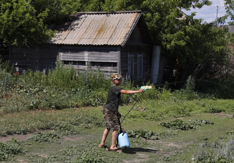 Jaroslav Aleeksev chơi đùa ngoài vườn.