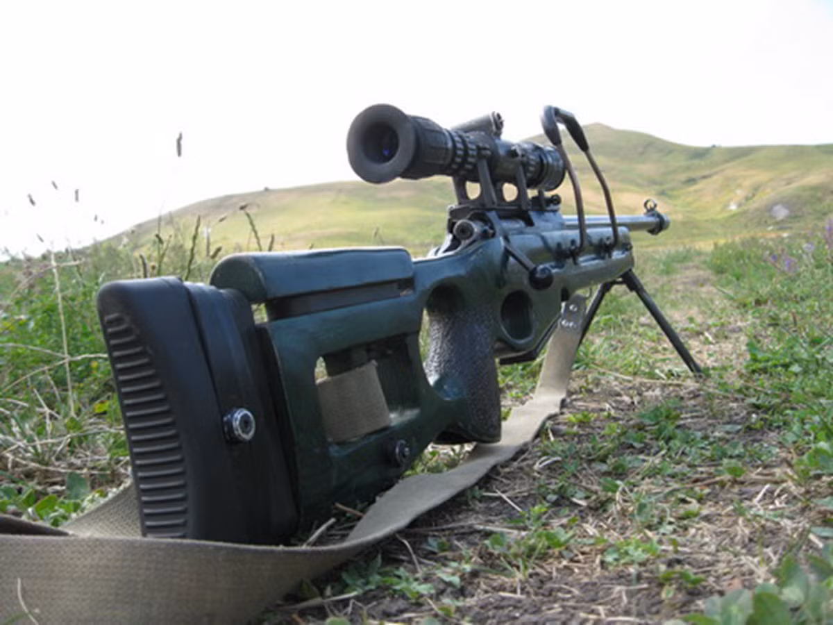 Súng trường SV-98 có hệ thống điểm ruồi có thể ngắm bắn tối đa trong phạm vi 600m và một thanh răng có thể gắn các ống ngắm. Ảnh: Wikipedia.