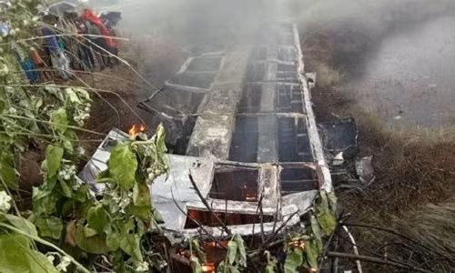 Một vụ tai nạn xe khách tại Ấn Độ. Ảnh: India.com