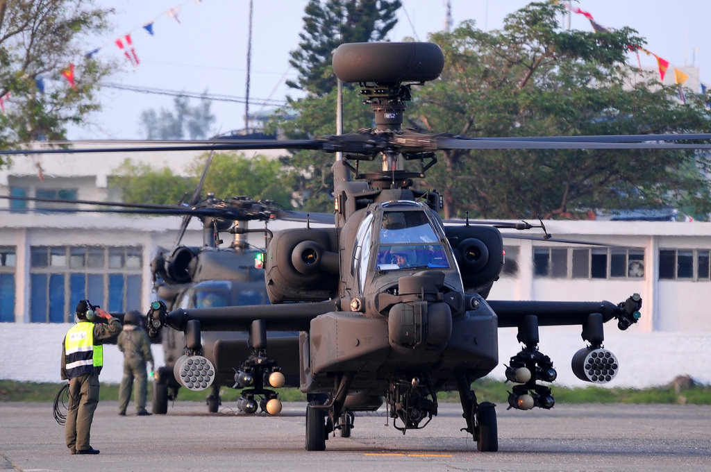 AH-64E Apache còn được trang bị một radar kiểm soát hỏa lực Longbow với khả năng phát hiện, phân loại và ưu tiên 12 mục tiêu cùng lúc và có thể nhìn xuyên qua sương mù. Ảnh: militaryfactory.com.