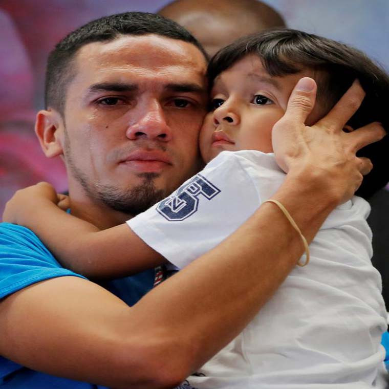 Javier, 30 tuổi đến từ Honduras, xúc động khi gặp lại con trai 4 tuổi William ngày 11/7, sau 55 ngày bị chia tách ở khu vực biên giới giữa Mỹ và Mexico. Ảnh: Reuters.