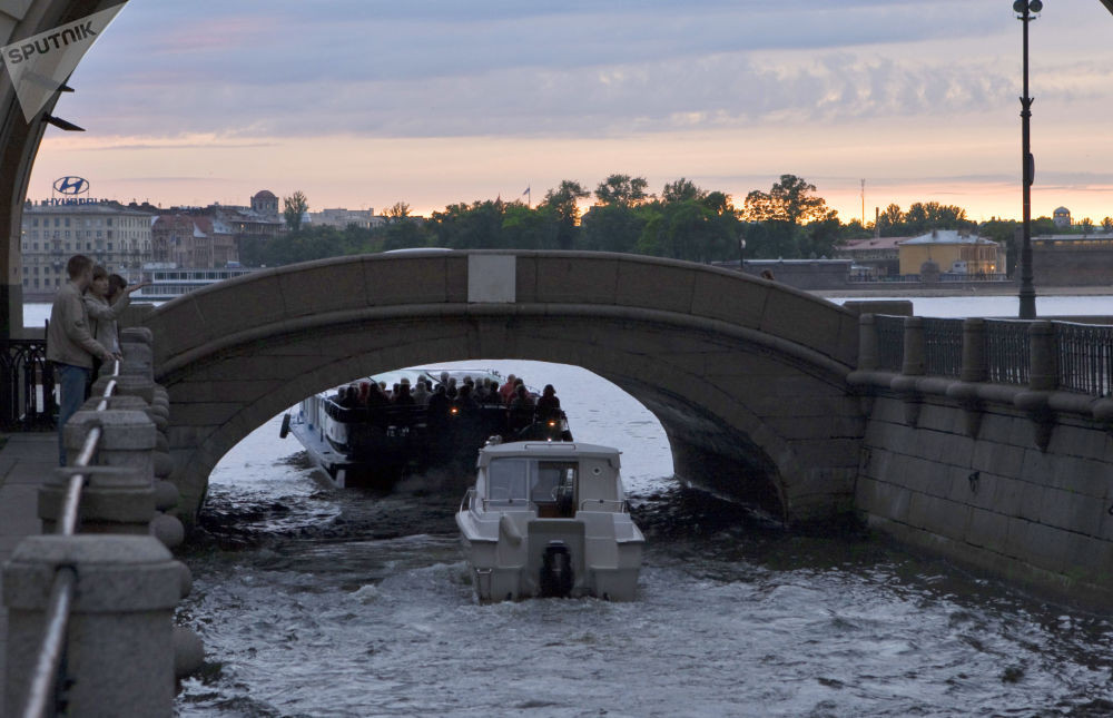 Du khách có thể quan sát hiện tượng đêm trắng dễ dàng nhất tại Saint Petersbug vì nơi đây cảnh quan thoáng đãng và thời tiết mát mẻ.