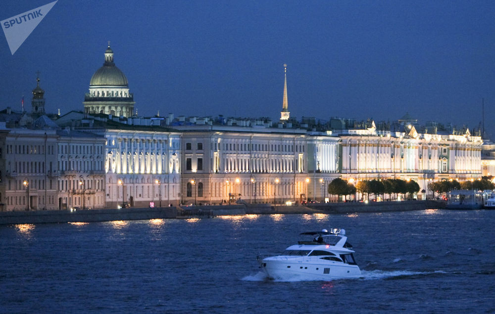 Bức ảnh này chắc hẳn khiến người xem nghĩ rằng đây là lúc hoàng hôn nhưng thực nó được chụp lúc 0h30 sáng tại thành phố St.Petersburg.