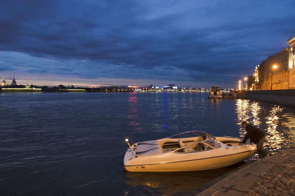Cây cầu Trinity lung linh nhìn từ xa.