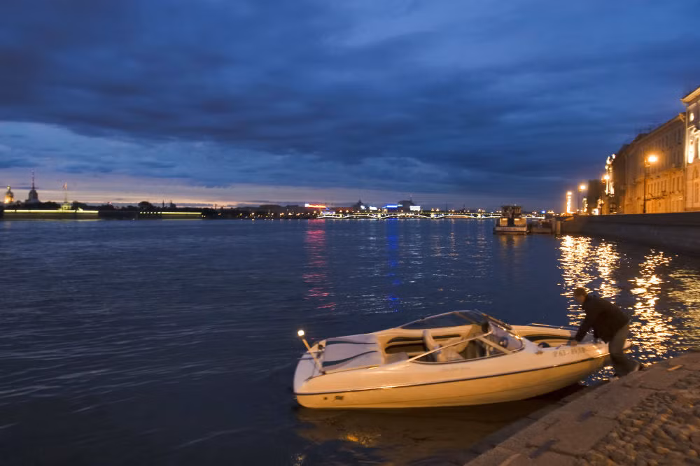 Cây cầu Trinity lung linh nhìn từ xa.