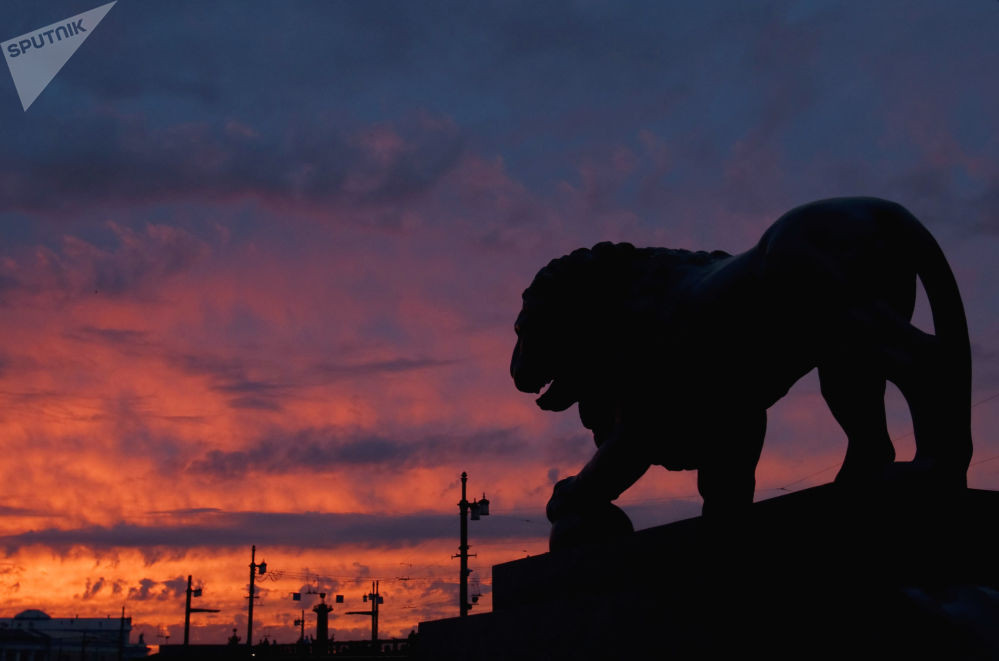Trong những ngày đêm trắng, người dân Saint Petersburg đắm chìm trong khung cảnh ảo diệu mong manh giữa hoàng hôn và bình minh.