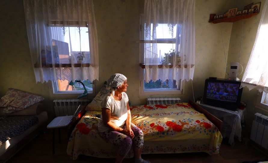 Bà Irina Aleekseva ngồi xem trận đấu giữa Pháp và Argentina trong lượt đấu vòng 1/8 World Cup 2018.