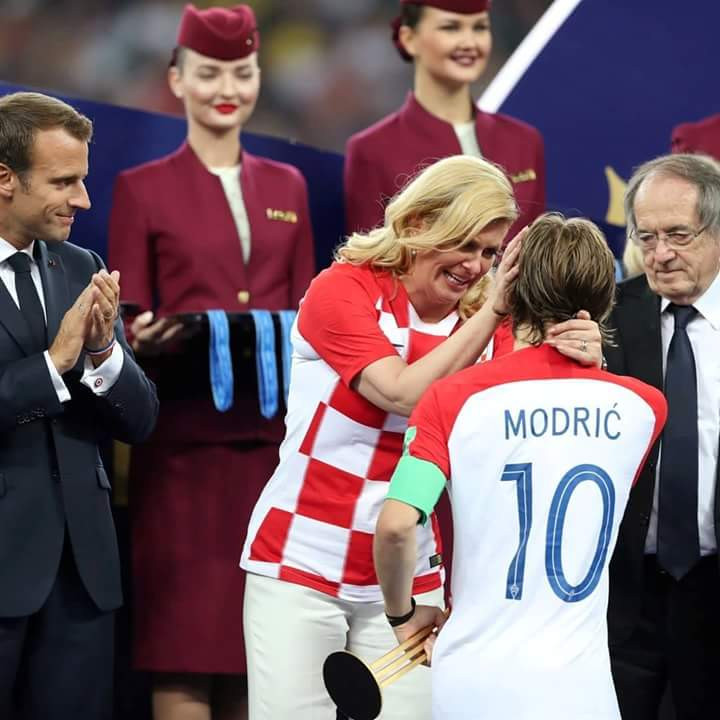 Thậm chí, bà Kolinda đã bật khóc, an ủi cũng như chúc mừng Luka Modric - cầu thủ giành danh hiệu Quả bóng Vàng của World Cup 2018. Hình ảnh bà Kolinda đứng dưới mưa và động viên từng cầu thủ tuyển Croatia đã lan tỏa tới người hâm mộ khắp thế giới. Ảnh: Twitter.