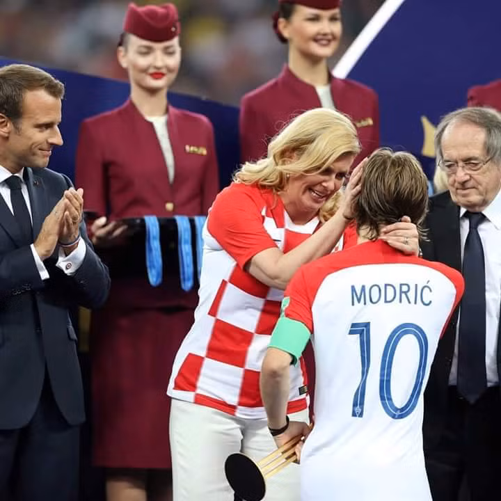 Thậm chí, bà Kolinda đã bật khóc, an ủi cũng như chúc mừng Luka Modric - cầu thủ giành danh hiệu Quả bóng Vàng của World Cup 2018. Hình ảnh bà Kolinda đứng dưới mưa và động viên từng cầu thủ tuyển Croatia đã lan tỏa tới người hâm mộ khắp thế giới. Ảnh: Twitter.
