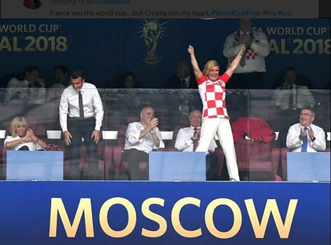Bà Kolinda cổ vũ hết mình khi theo dõi trận đấu giữa đội tuyển Croatia và Pháp trong trận chung kết tối 15/7. Ảnh: ndtv.com.