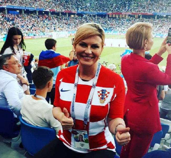 Tổng thống Kolinda đã dự khán các trận đấu của đội tuyển Croatia từ hàng ghế khán giả, ngồi chung với các cổ động viên từ quê nhà. Bà thực sự là người tiếp lửa cho các cầu thủ Croatia tại giải đấu bóng đá lớn nhất hành tinh này. Ảnh: Twitter.