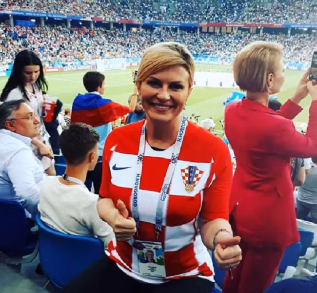 Tổng thống Kolinda đã dự khán các trận đấu của đội tuyển Croatia từ hàng ghế khán giả, ngồi chung với các cổ động viên từ quê nhà. Bà thực sự là người tiếp lửa cho các cầu thủ Croatia tại giải đấu bóng đá lớn nhất hành tinh này. Ảnh: Twitter.