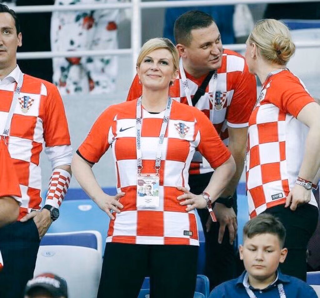 Có thể nói, góp phần không nhỏ vào thành công của đội tuyển Croatia trong mùa World Cup 2018 là sự cổ vũ cuồng nhiệt của nữ Tổng thống Croatia Kolinda Grabar-Kitarovic. Ảnh: Twitter.