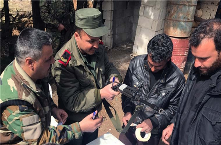 Còn tại Nam Hama, hàng trăm tay súng phiến quân đã hạ vũ khí đầu hàng Quân đội Syria và nhận được ân xá của chính phủ Damascus. Ảnh: FNA.