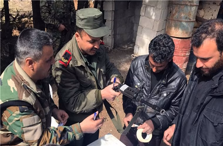 Còn tại Nam Hama, hàng trăm tay súng phiến quân đã hạ vũ khí đầu hàng Quân đội Syria và nhận được ân xá của chính phủ Damascus. Ảnh: FNA.