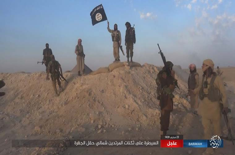 Theo Al Masdar News dẫn thông tin từ trang Liveuamap và các nhà hoạt động đối lập Syria cho biết, hai quả bom cài ven đường đã phát nổ gần một nghĩa trang ở thị trấn Al-Namiliyah, Deir Ezzor, khi một đoàn xe quân sự của Mỹ đi qua hôm 4/7. Ảnh: AMN.