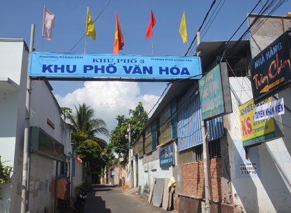 Nhiều bảng quảng cáo trái phép dưới bảng “Khu phố văn hóa” tại khu phố 3 (phường Thắng Tam, TP.Vũng Tàu).