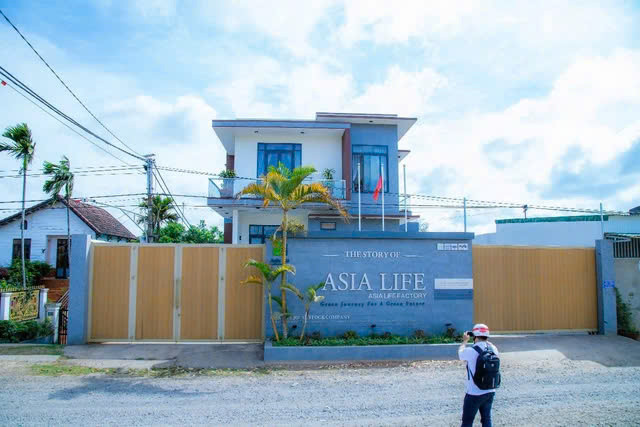 Công an kiểm tra đột xuất công ty sản xuất kẹo rau củ Kera Cong an kiem tra dot xuat cong ty san xuat keo rau cu Kera