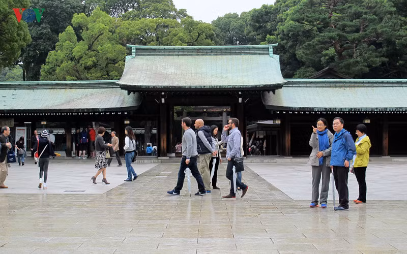 Trước cửa đền có khoảng sân thoáng đãng, rộng rãi. Meiji Jingu Shrine ở Tokyo này còn là điểm du lịch nổi tiếng thu hút nhiều du khách trong và ngoài nước nhất Nhật Bản.