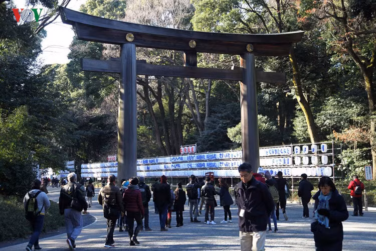 Tới đây, du khách còn có thể khám phá nhiều điều thú vị về Minh Trị - vị vua của những cải cách làm thay đổi nước Nhật, về nền văn hóa và đặc biệt về Thần Đạo – một trong hai tôn giáo lớn nhất ở đất nước này.