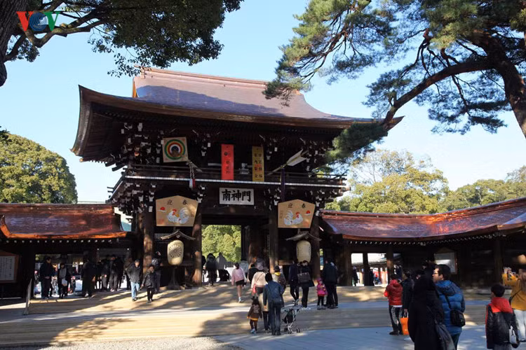 Meiji Jingu thờ Thiên Hoàng Minh Trị, vị Thiên Hoàng thứ 122 và Hoàng hậu Shoken. Ông cũng là vị Hoàng đế đầu tiên của nước Nhật hiện đại và có công lao to lớn trong việc cải cách duy tân đất nước.
