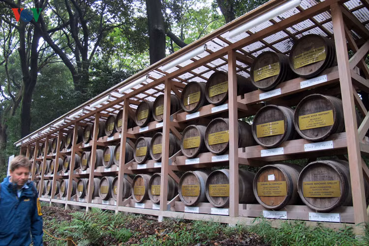 ...và bên kia những thùng rượu vang. Điều này cho thấy tư tưởng cởi mở và cầu thị của Hoàng đế Minh Trị đối với nền văn minh phương Tây.