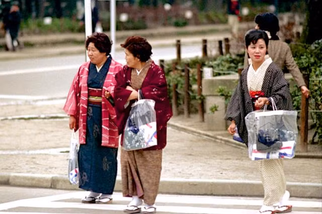 Phụ nữ Nhật Bản mặc kimono ra đường ở Kyoto. Ảnh Sina